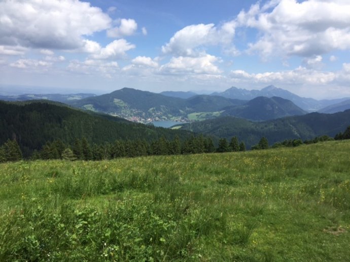 Auf dem Weg zum Tegernsee mit Blick auf den Schliersee